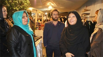 روز دوم یازدهمین بازارچه خیریه سمر از نظر حضور هنرمندان روز شلوغی را سپری کرد. روز دوم یازدهمین بازارچه خیریه سمر از نظر حضور هنرمندان روز شلوغی را سپری کرد.